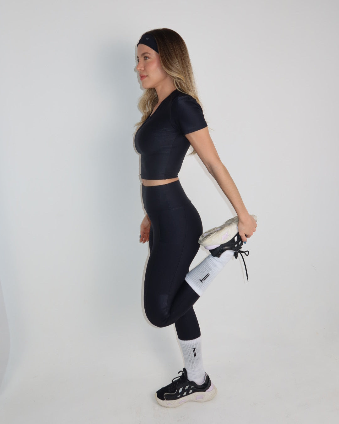 TOP BLUSINHA COM MANGA PRETO