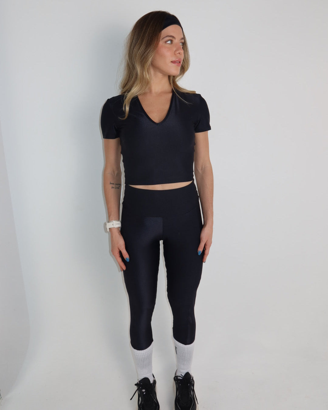 TOP BLUSINHA COM MANGA PRETO