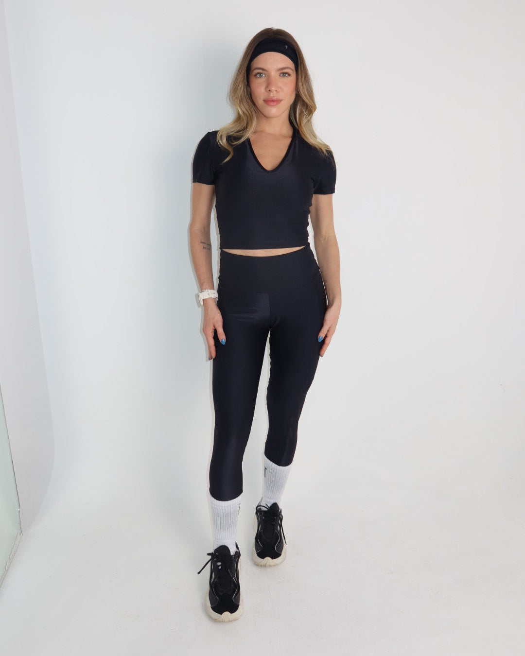 TOP BLUSINHA COM MANGA PRETO