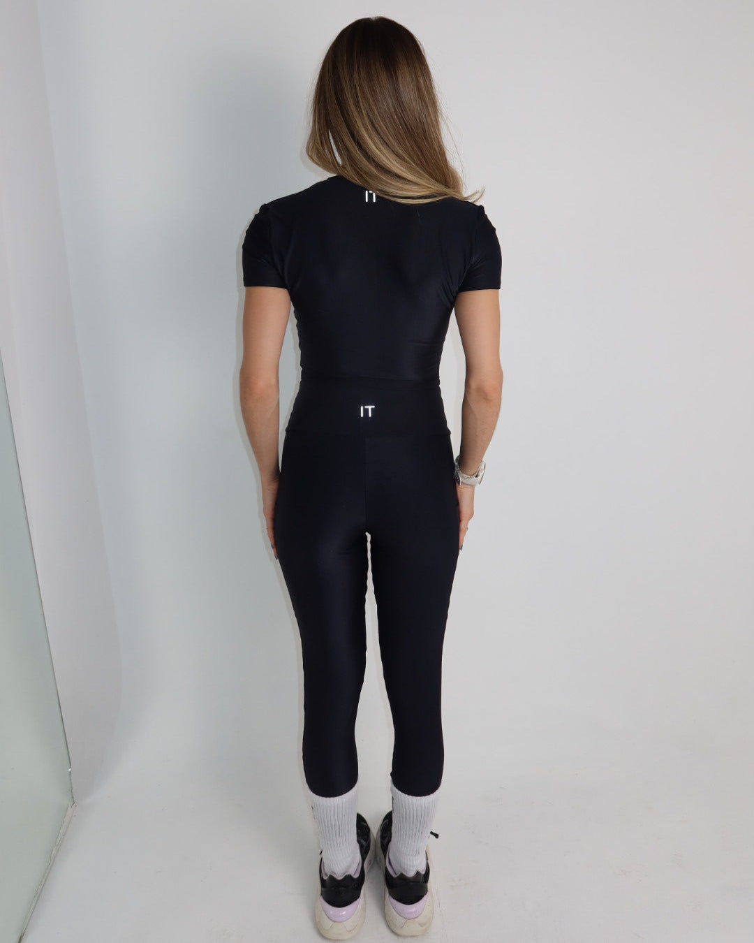 TOP BLUSINHA COM MANGA PRETO