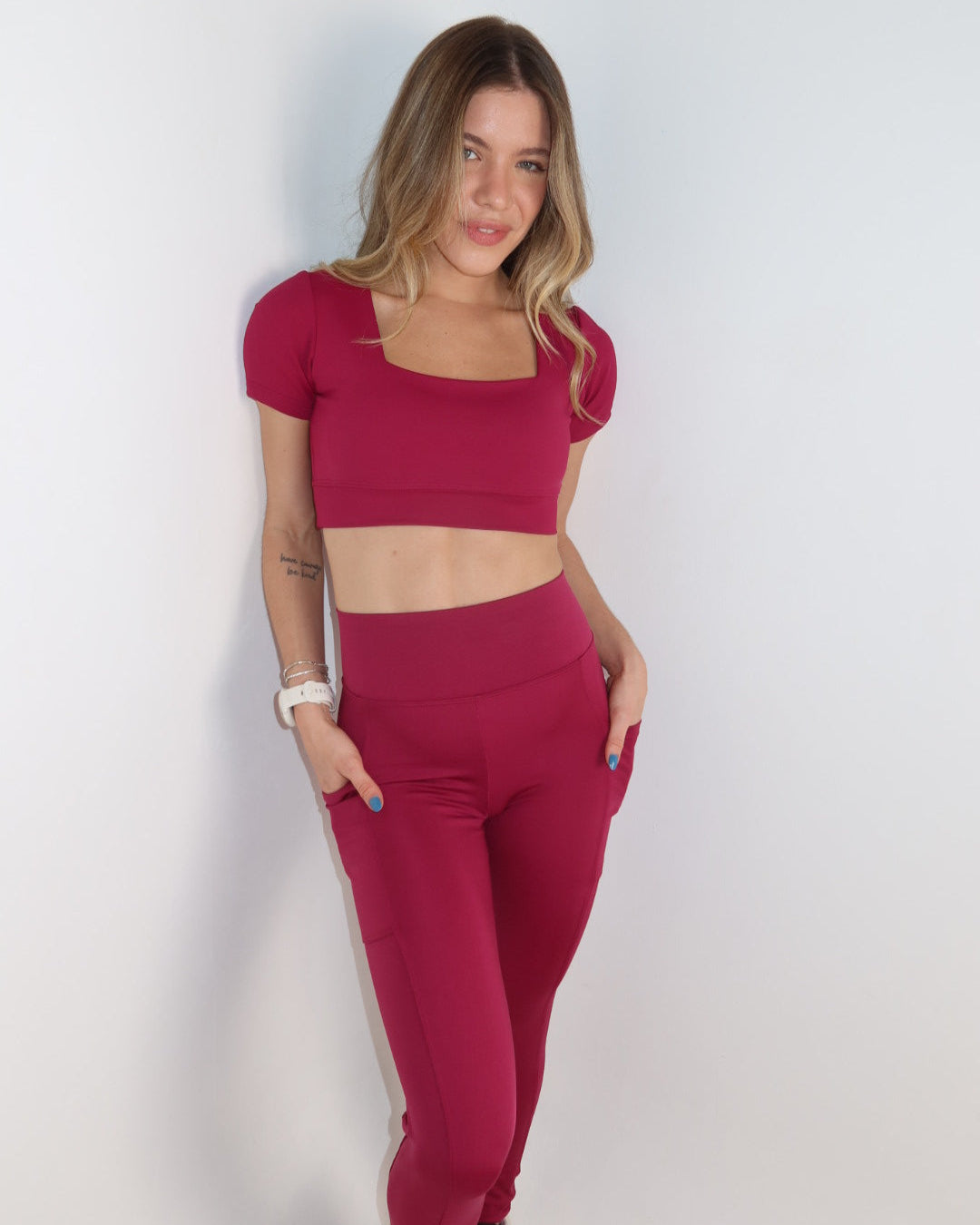 TOP MANGA CURTA CEREJA + CALÇA WORKOUT CEREJA