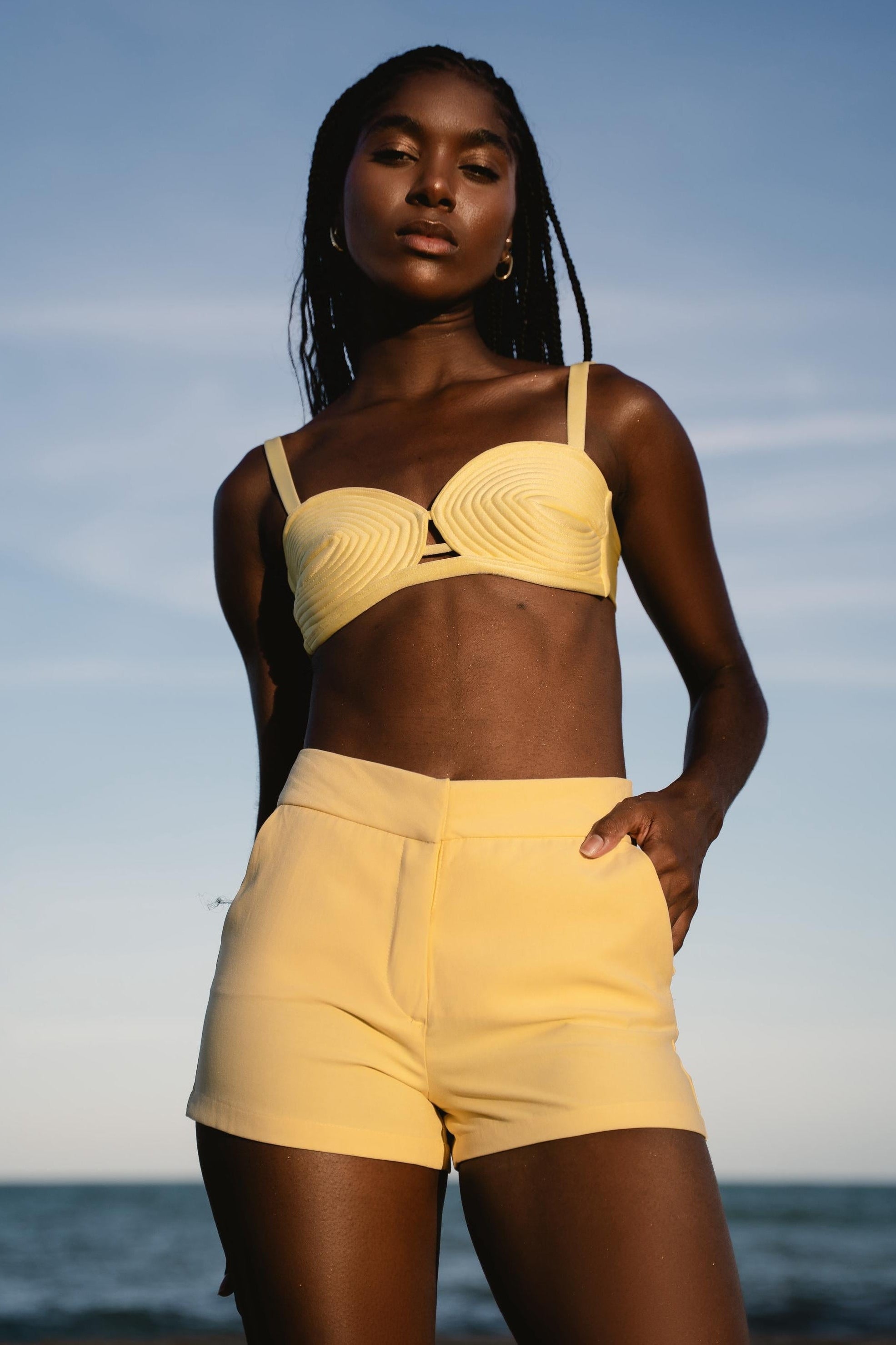 SHORT AMARELO MANTEIGA