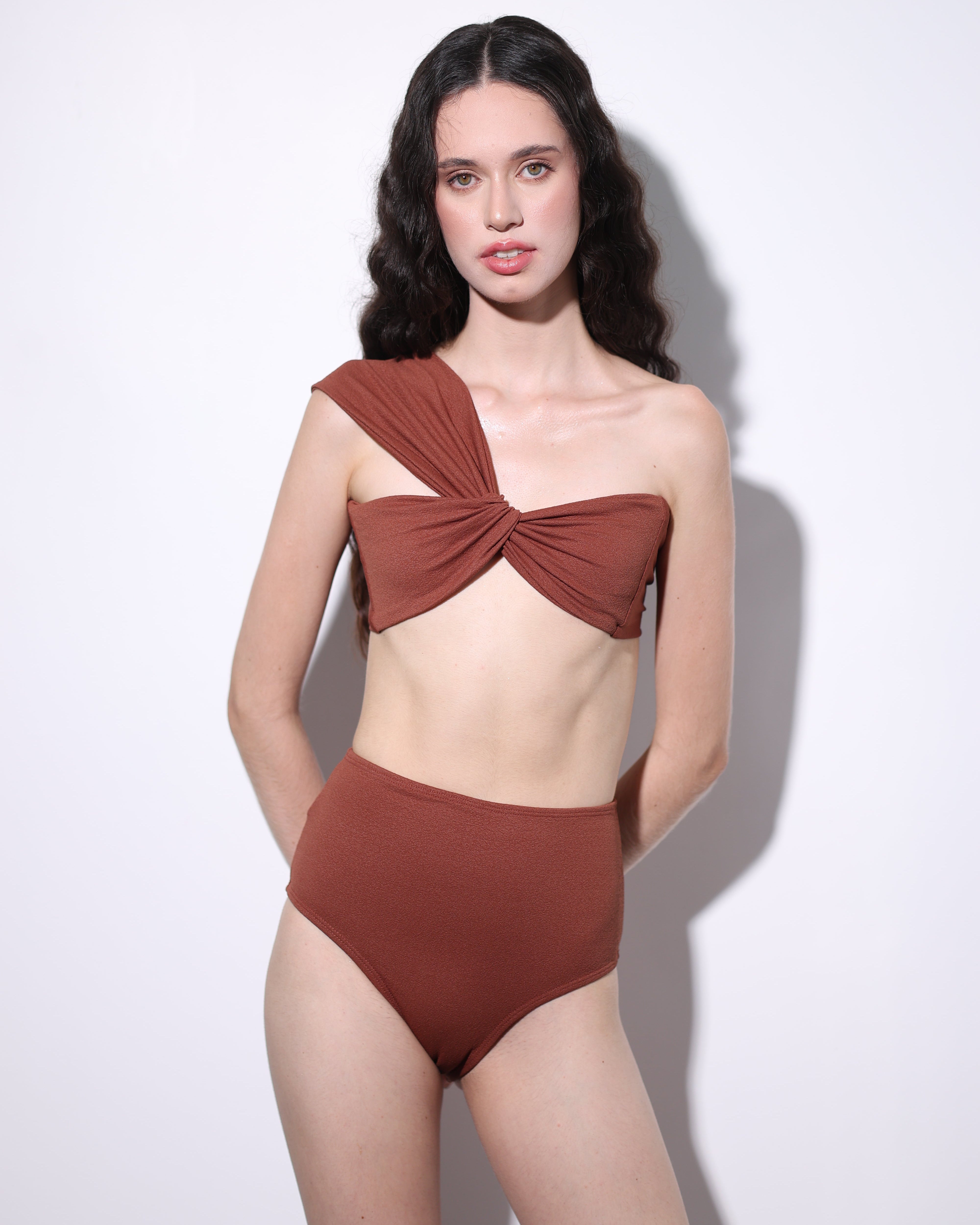 Top Um Ombro Só Marrom + Calcinha Hot Pants Marrom