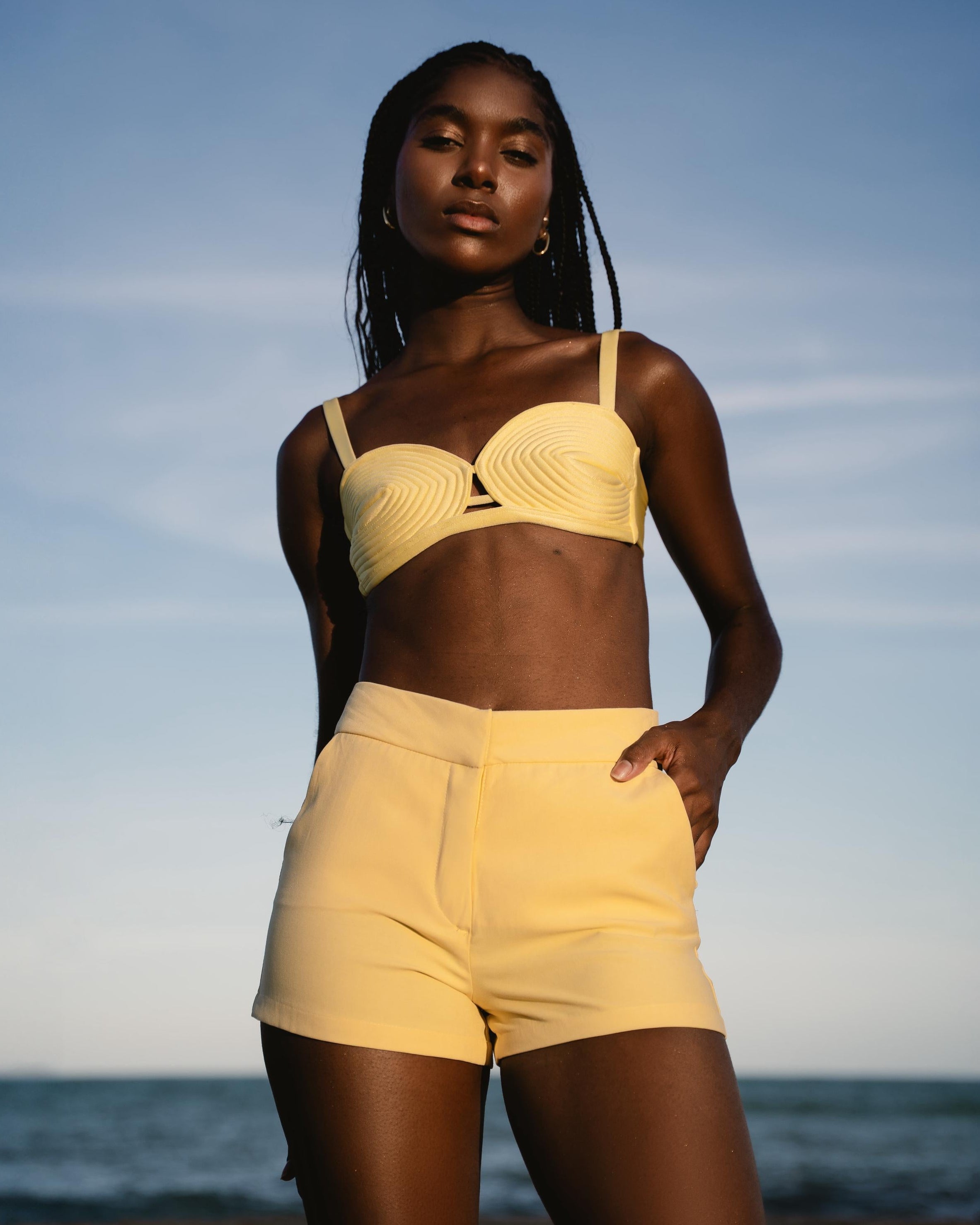 SHORT AMARELO MANTEIGA