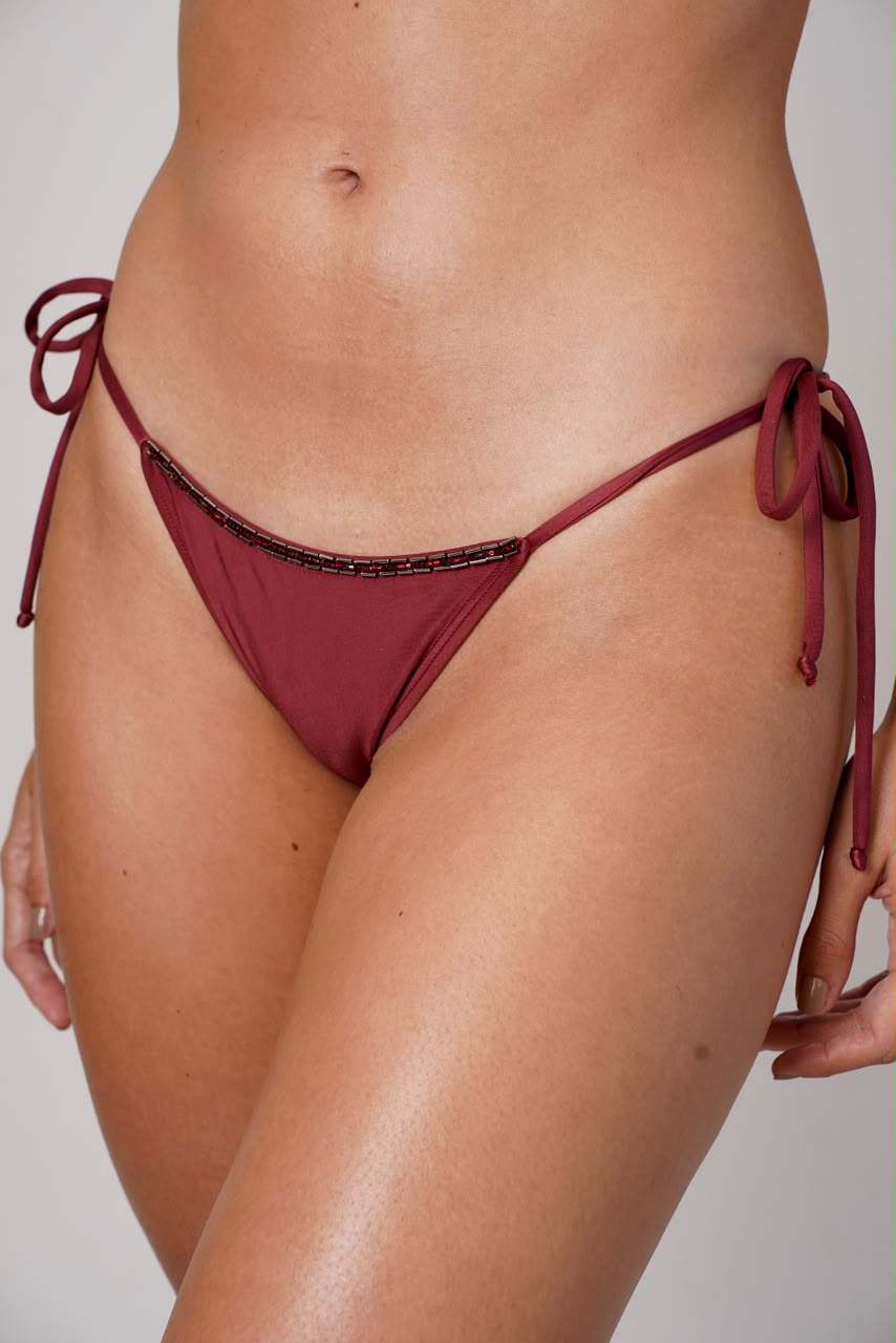 CALCINHA ROUGE BORDADA
